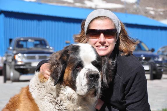 A Ana com o cão São Bernardo que é o mascote da estação de esqui de Portillo, próximo ao Paso Cristo Redentor, entre Argentina e Chile